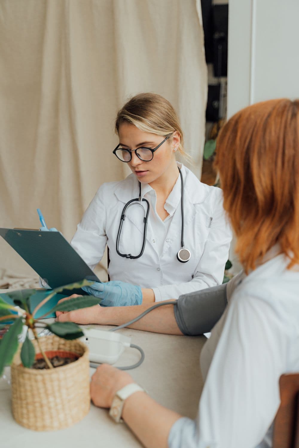 Paciente em uma consulta com uma profissional de saúde